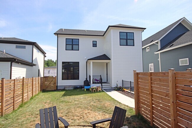 Building Photo - Beautiful, Custom-Built Pet-Friendly Lochlyn Hill Home