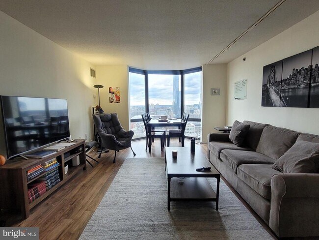 Building Photo - 2020 Walnut St