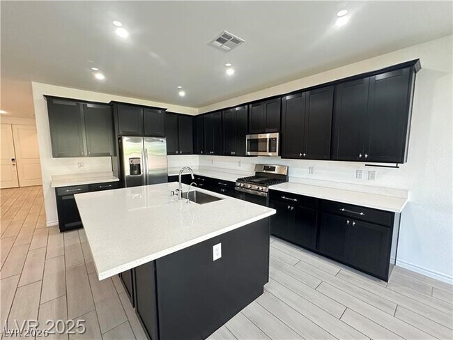 Building Photo - 9565 Camelback Crk Dr