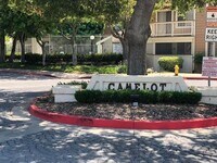 Building Photo - Camelot Community Downstairs 2 Bedroom Con...