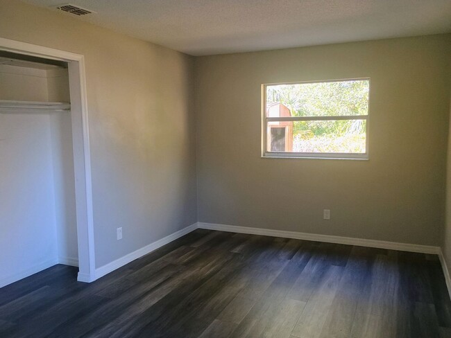 Building Photo - Adorable 2 bedroom 2 bathroom Duplex! Comp...