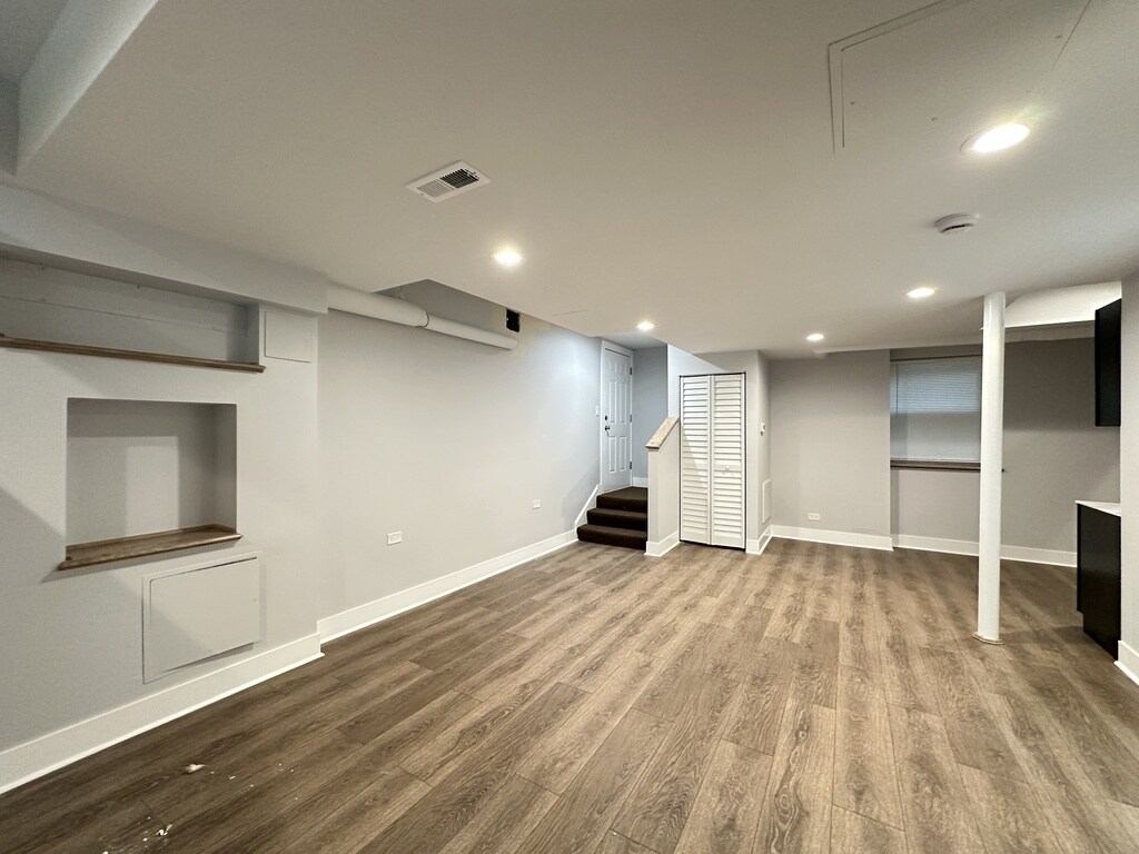 Building Photo - 5010 N Springfield Ave