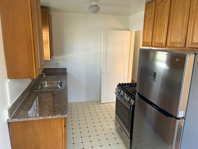 Building Photo - 919 Dwight Way