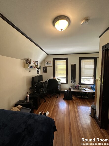Building Photo - 124 Brooks St