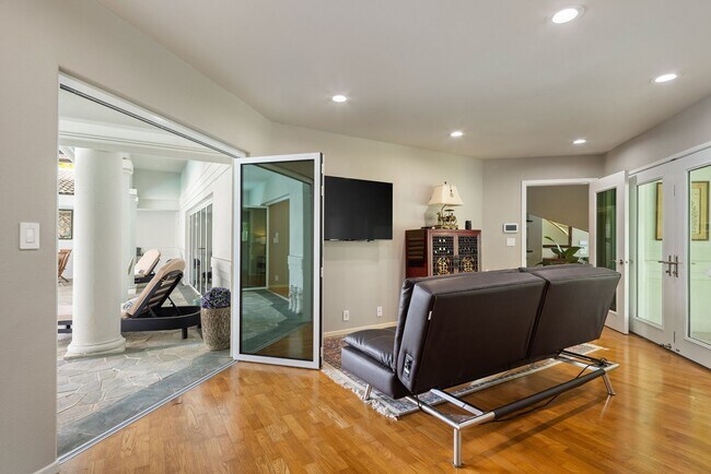 Building Photo - LUXURY RESORT 5/4.5/3+ HOME IN KAHALA, MUS...