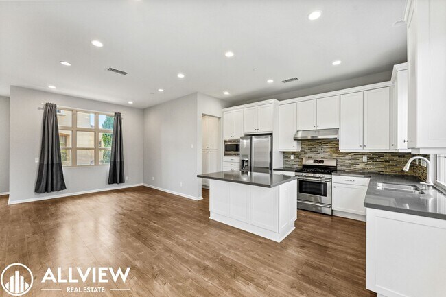 Building Photo - Your Next Home Awaits – Beautiful 3-Bedroom Irvine Townhome