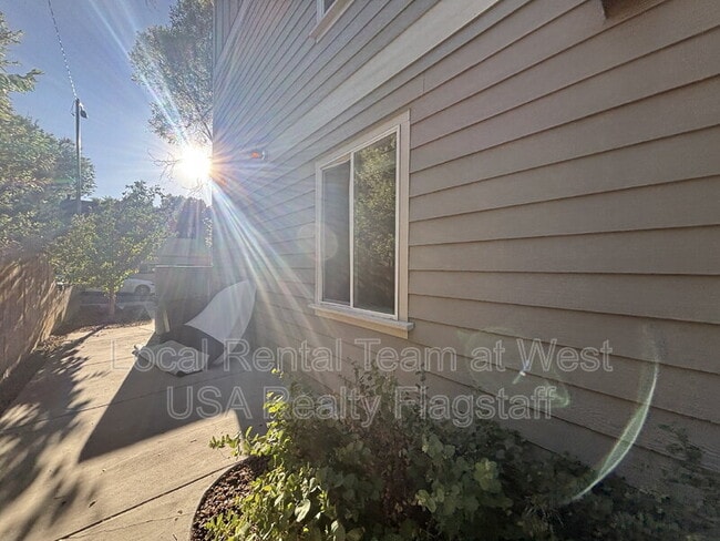 Building Photo - 522 S Fountaine St