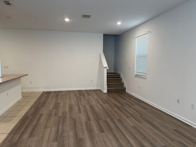 Building Photo - 4 bed 2.5 bath single family