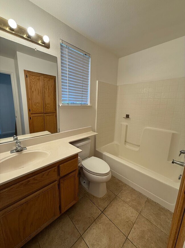 Building Photo - 4 bed 2.5 bath 2 story home available now!