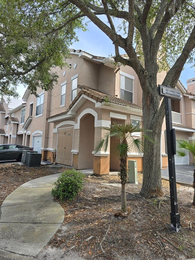 Building Photo - Beautiful 2-Bedroom Condo in the Heart of New Tampa