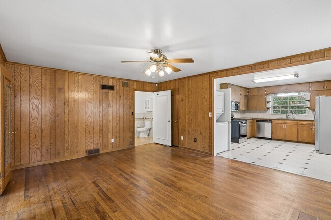 Building Photo - 1108 Larchmont Ln