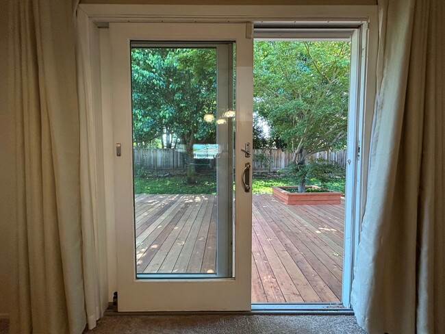 Building Photo - Nice Single Level Home with Attached Garag...