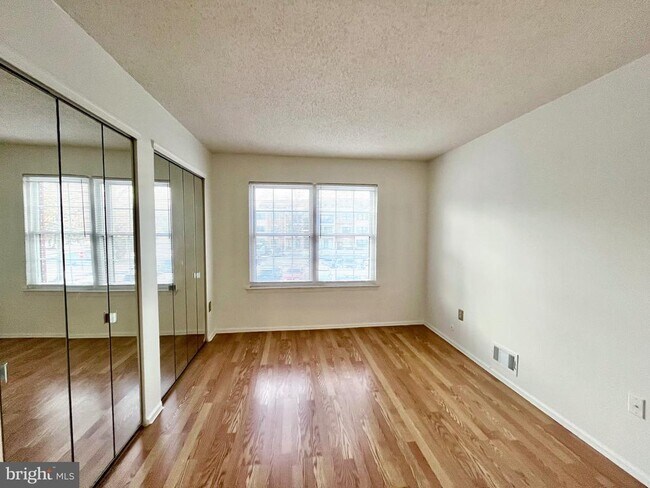 Building Photo - 6 Kite Ct