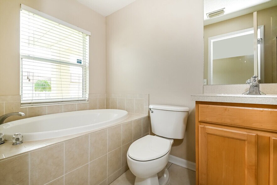 Building Photo - 15215 Searobbin Dr