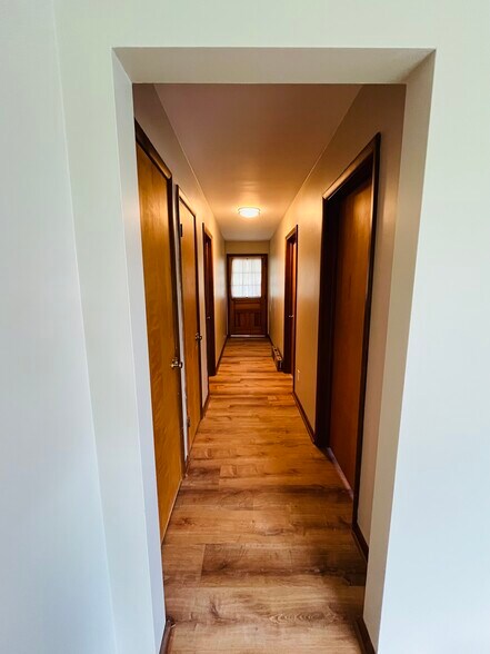 2 bedrooms, 1 bathroom, closet and basement - 2012 Willow Way Dr
