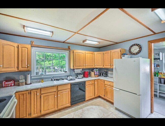 Building Photo - 757 Norway Dr