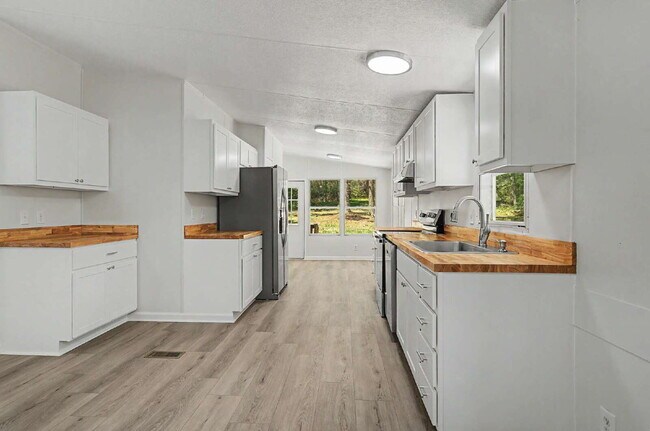 Building Photo - Updated 3-Bedroom Home on 10 acres in Chapel Hill
