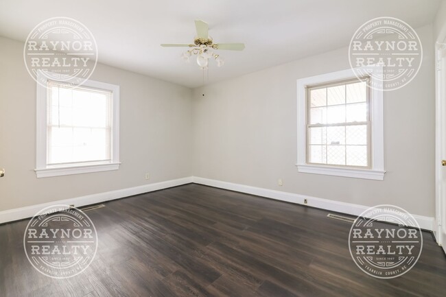 Building Photo - Spacious 3 Bedroom 2 Bathroom house on Qui...