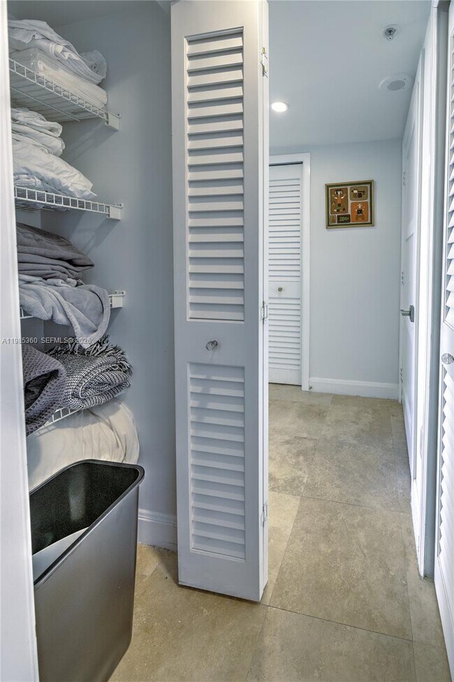 Building Photo - 2951 S Bayshore Dr