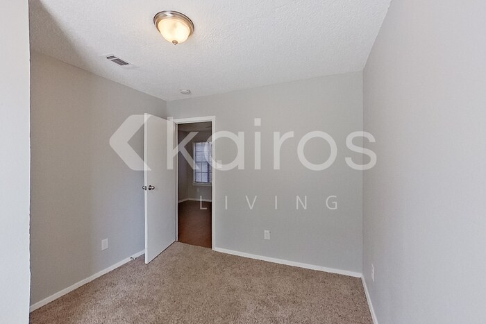 Building Photo - 834 Courtenay Pl