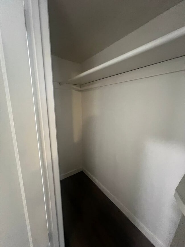 Building Photo - Charming 1-bedroom Unit