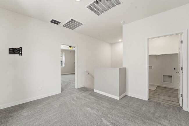 Building Photo - Stylish 2-bedroom, 2.5 bathroom townhouse in a desirable Phoenix location!