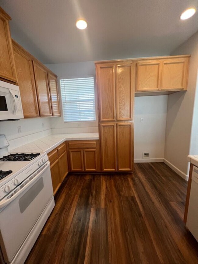 Building Photo - Single Story 3 Bedroom Home in Lincoln Acr...