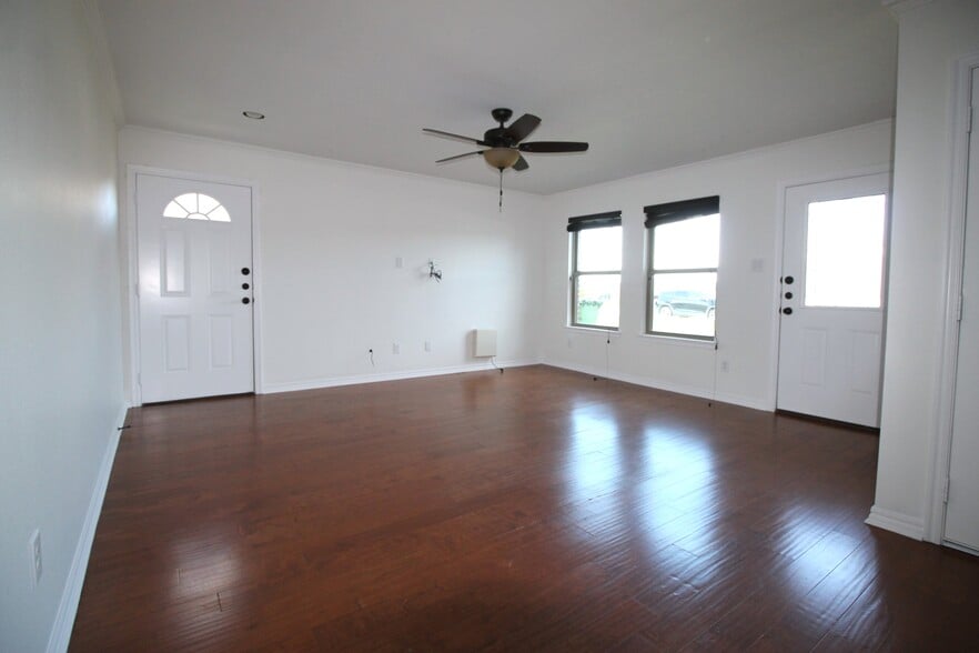 Building Photo - 935 /937 Robineta Ln