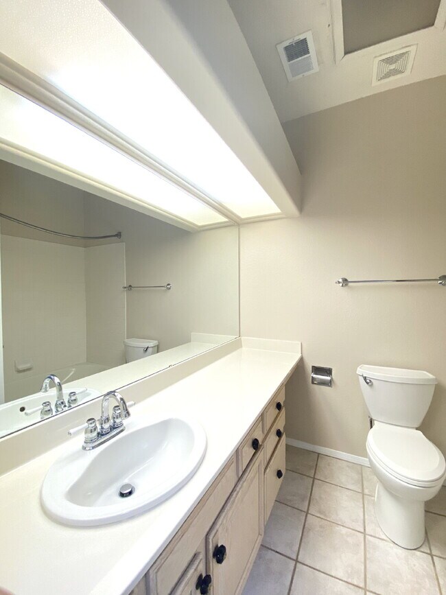 Building Photo - Enchanted Hills - 4BR/2Bath