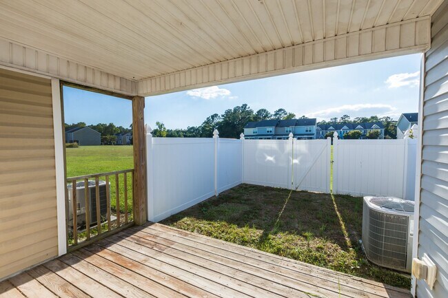Building Photo - Looking for a townhome in Hubert?