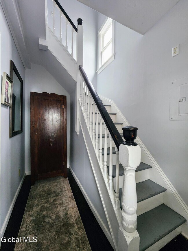 Building Photo - 11 Ingersoll Ave