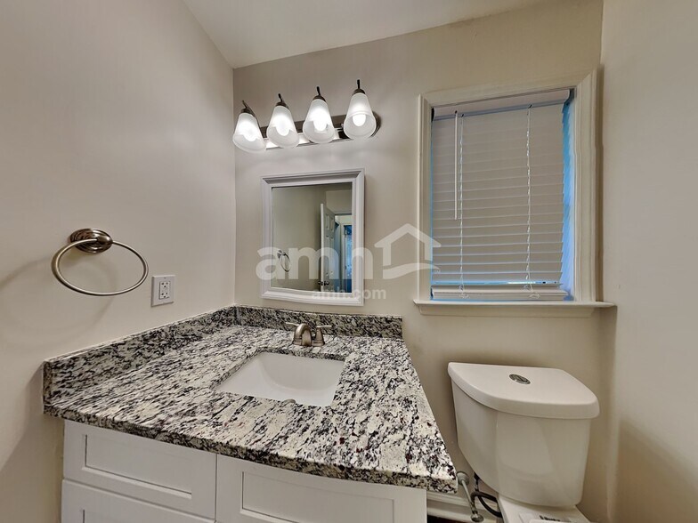 Building Photo - 5918 Highland Grove Dr