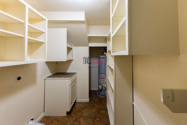 Building Photo - Distinctive Glen Rose Home with Large Rooms, Fenced Yard & Covered Parking