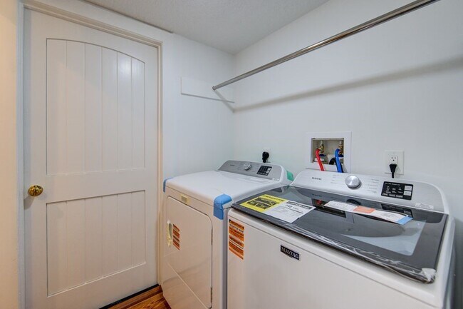 Building Photo - 19403 Lake Hollow Ln