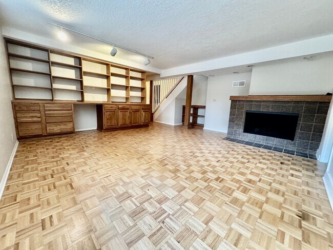 Building Photo - Large Mid-Century Home in Magnolia! AVAILABLE 6/8/2026!