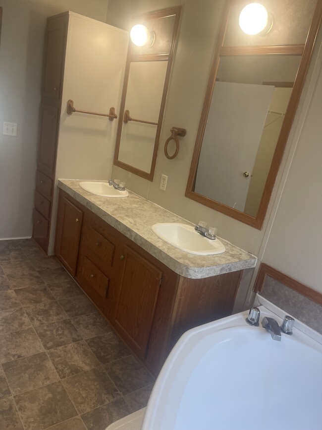 Building Photo - 350 Mockingbird Dr