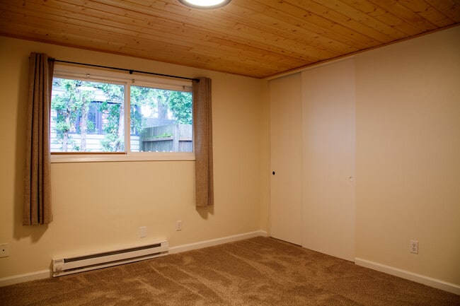 Building Photo - 306 NE 75th Ave