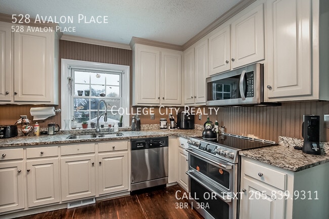 Building Photo - 528 Avalon Pl