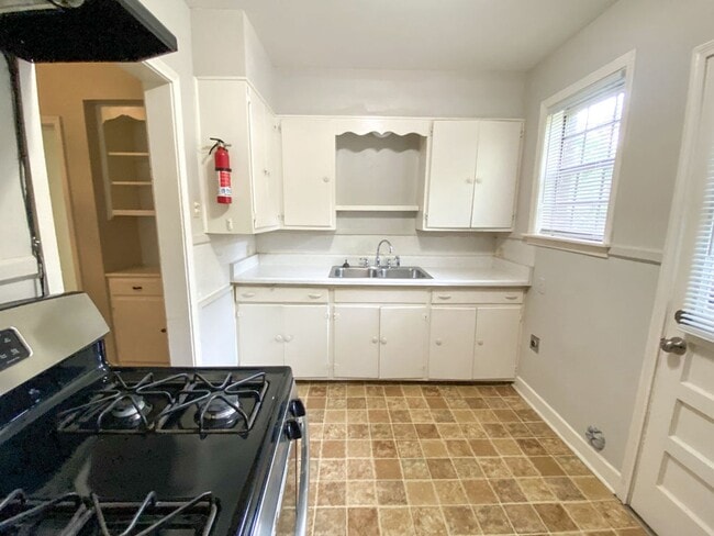Building Photo - 3 bed, 1 bath by the University of Memphis