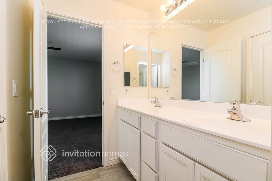 Building Photo - 4044 S 183rd Dr