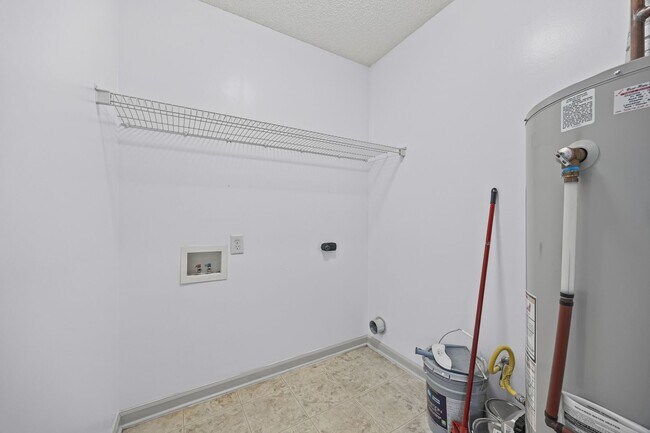 Building Photo - Beautiful 3-bed, 2 bath home in Hallmark G...