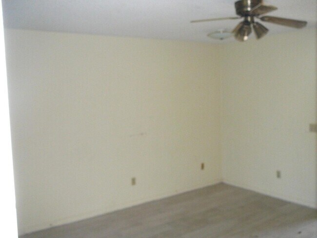 Building Photo - 617 Ixoria Ave