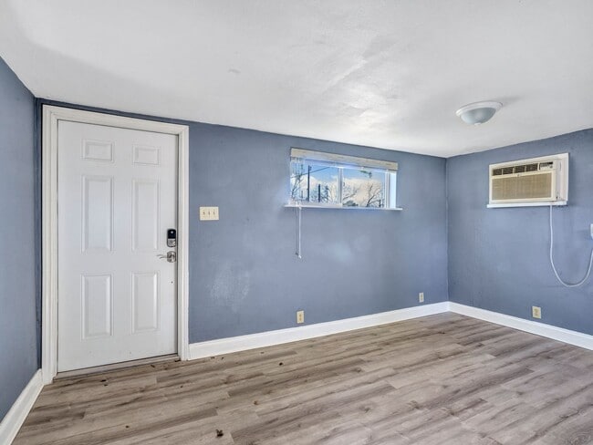 Building Photo - 912 S Armstrong Ave