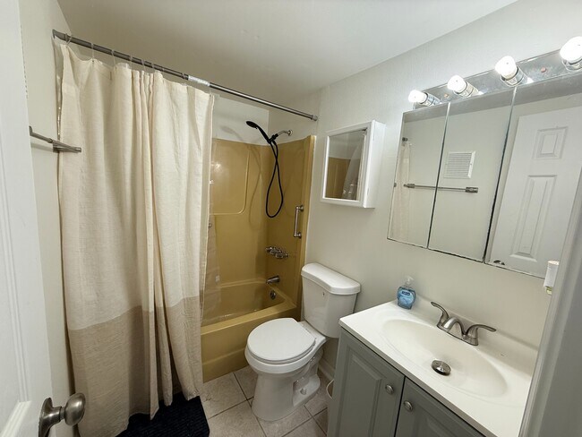 Building Photo - 8440 Old Post Rd