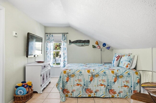 Building Photo - "Cozy & Efficient 1-Bedroom Retreat Steps ...