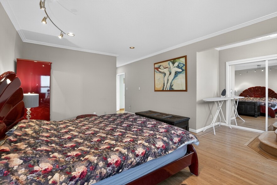 Upper level primary bedroom facing entrance - 60 Goleta Ave