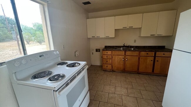 Building Photo - 3 Bedroom home with 1 Bathroom and Large Back yard