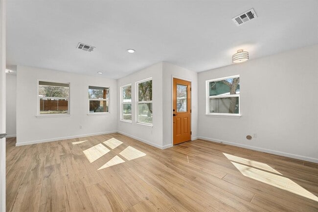 Building Photo - 3904 Tonkawa Trail