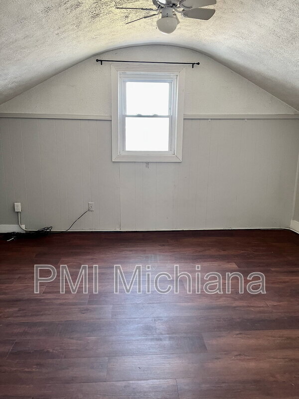 Building Photo - 212 W 9th St