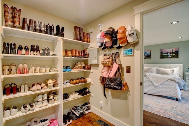 Building Photo - 3 Bedroom, 2.5 Home. Available NOW!!!!